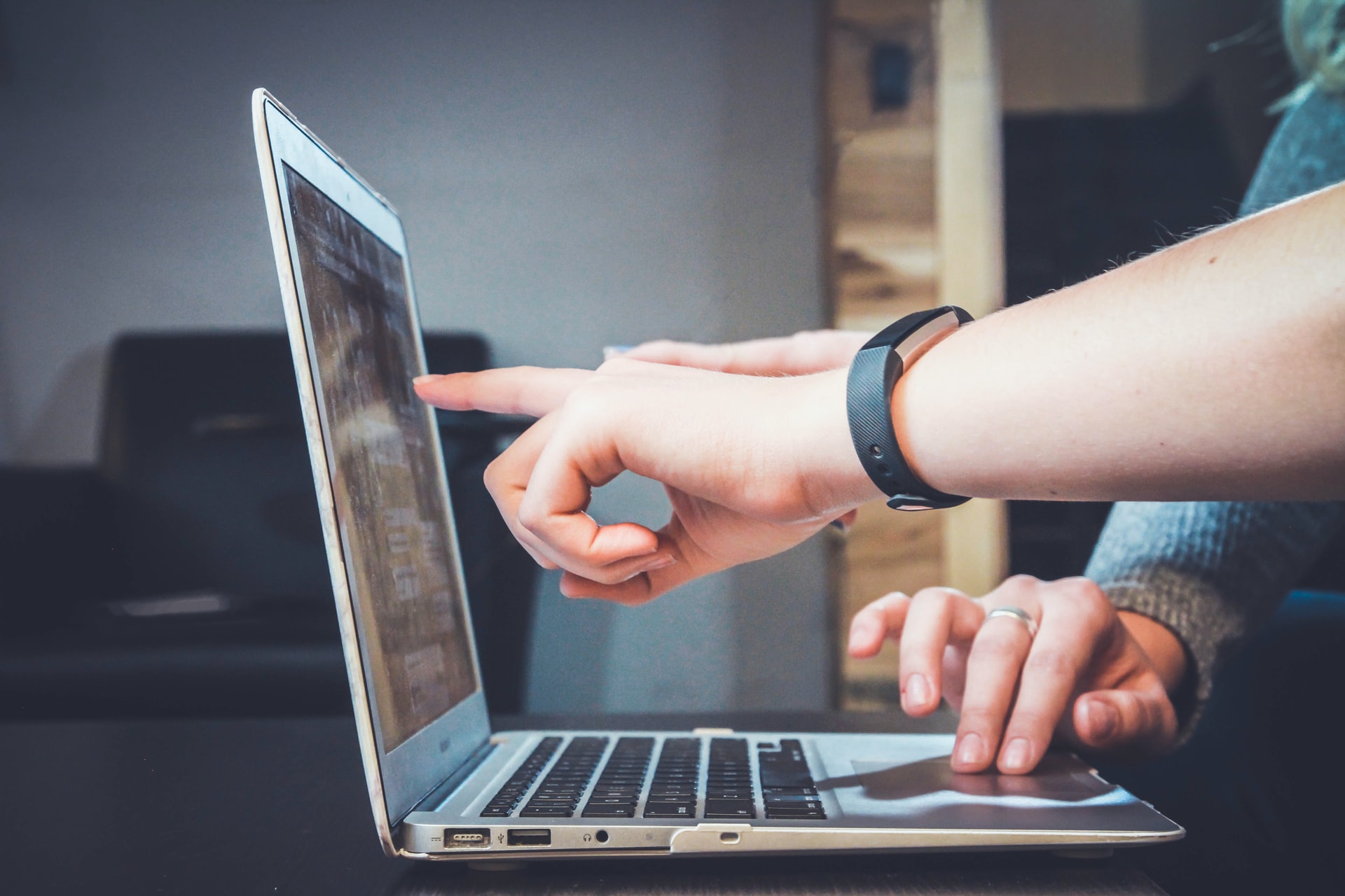 How To Align Digital vs Traditional Sales Strategies