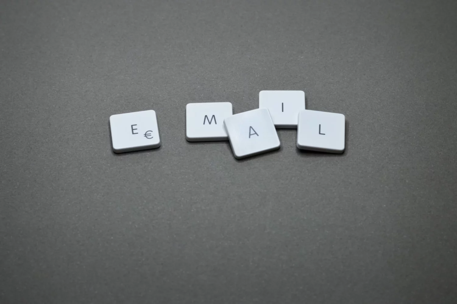 Best Regards vs. Kind Regards: How to Use Them Each in an Email